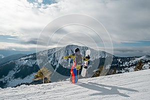 Muž snowboardista se slovenskou vlajkou na svahu lyžařského střediska