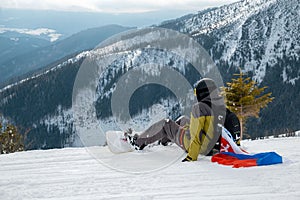 Muž snowboardista so slovenskou vlajkou na svahu lyžiarskeho strediska