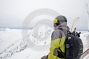 Muž snowboardista na vrchole hory chopok