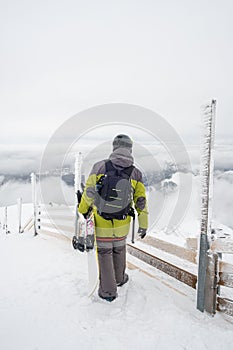 Muž snowboardista na vrchole hory chopok