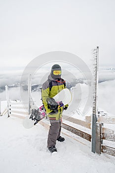 Muž snowboardista na vrcholu hory chopok