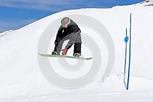 Man snowboarding on img