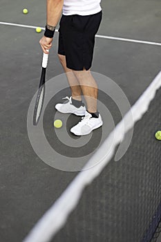 a man stand on the tennis court whit his racket