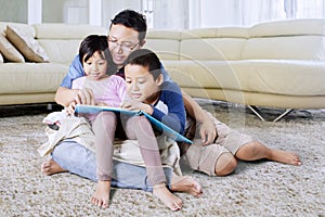 Man storytelling to his children in their home