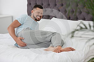 Muž utrpení na postel 