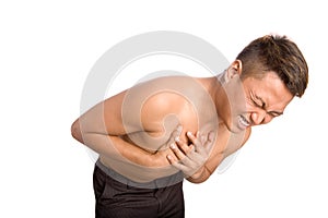 Hombre sufrimiento dolor sobre su pecho 