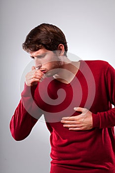 Uomo sofferenza forte una tosse 