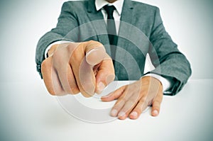 Muž v oblek ukazuje prst 