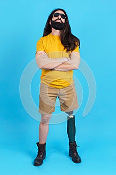 Man with sunglasses standing with a prosthetic leg