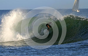 Hombre surfear tubo sobre el en 