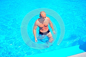 Muž v plavání bazén 