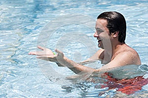 Hombre en nadar piscina 
