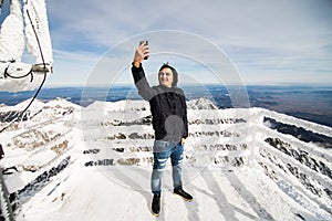 Muž si selfie v zimě ve Vysokých Tatrách. Vysoké Tatry. Slovensko. Vysoké Tatry.