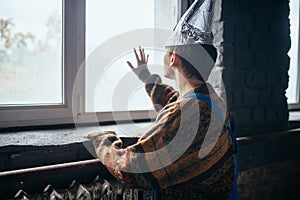 Man in tinfoil cap looking out the window, UFO