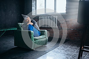 Man in tinfoil helmet watch TV, mind protection