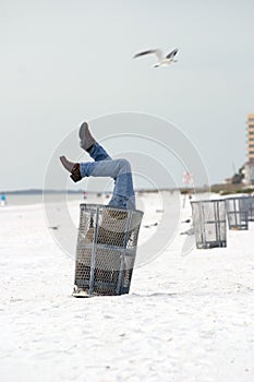 Uomo cestino sul Spiaggia 