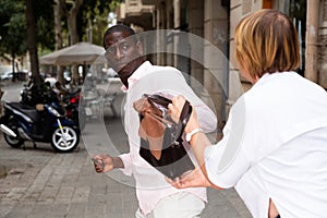 Man trying to thieve female handbag