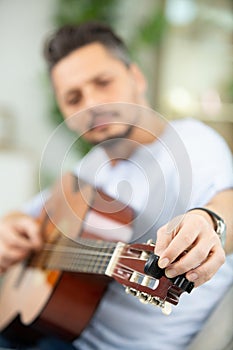 man tuning gitar