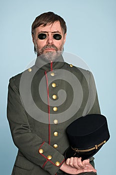 Hombre en uniforme de militar oficial 