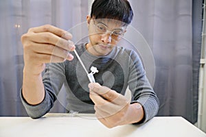 Man uses cotton swab to test for Covid-19 Insert a reagent bottle to look for what is believed to be a virus