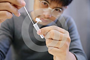 Man uses cotton swab to test for Covid-19 Insert a reagent bottle to look for what is believed to be a virus