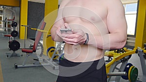 Man uses fitness tracker in the gym