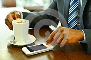 Uomo telefono caffè il negozio 