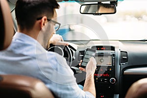 Uomo telefono mentre gestione auto 