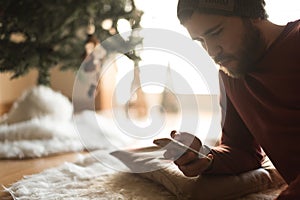 Man using a vaper and smartphone