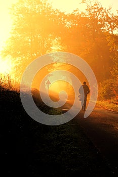 Mann auf der Herbst morgen 