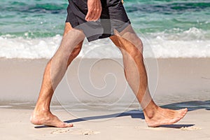 Mann auf der Strand 