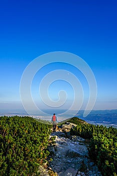 Uomo inoltrare sul montagna turista la strada 