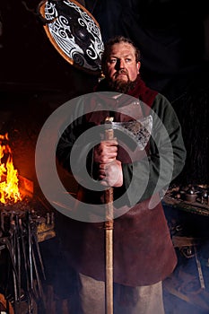 Meč rukoväte meč stojan vytvoriť kováč bojovník zbraň vybavenie sekera štít kože ohnisko jeden muž 