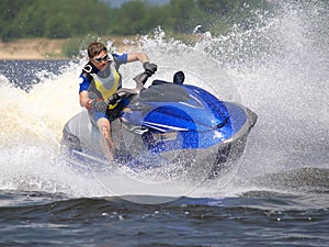 Man on Wave Runner turns fast