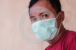 Man wears mask to anticipate coronavirus covid-19