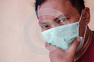 Man wears mask to anticipate coronavirus covid-19