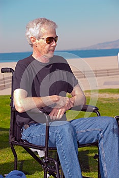Muž v invalidný vozík 
