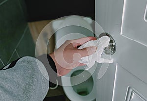 A man who uses tissue tissues appeals to open the bathroom