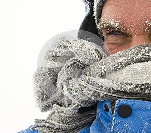 Hombre en el invierno tormenta 