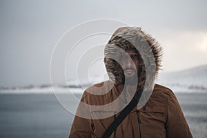 Muž na zima v búrlivý počasie nosenie teplý srsť bunda 