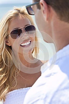 Hombre a una mujer en gafas de sol sobre el Playa 