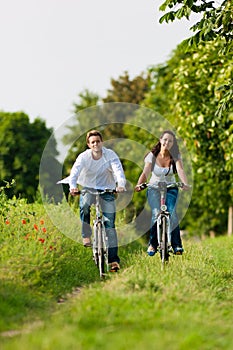 Uomo un una donna andare bici estate 