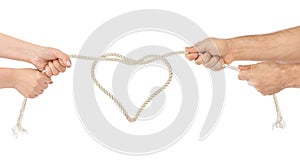 Muž a žena ruky se srdcem ve tvaru lano 