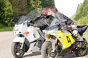 Hombre a una mujer sobre el motocicletas 