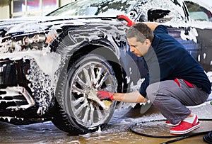 Uomo lavoratore sul auto lavare 