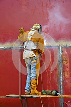 Hombre en negocios cómo soldador 