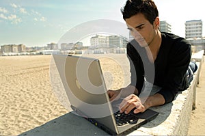 Muž pracovní přenosný počítač 