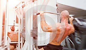 Man working out his back with pull ups