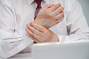 A man wrapped around his wrist because of wrist pain. Causes of rheumatoid arthritis, carpal tunnel syndrome, gout.