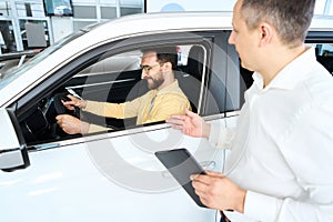 Manager advises the client before the test drive